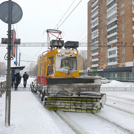 Москва, февраль 2021. Снегоуборочная машина расчищает трамвайные пути. Редакционное фото, фотограф Мила Демидова / Фотобанк Лори