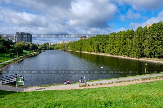 Москва, Фили-Давыдково, Мазиловский пруд (2020 год). Редакционное фото, фотограф glokaya_kuzdra / Фотобанк Лори