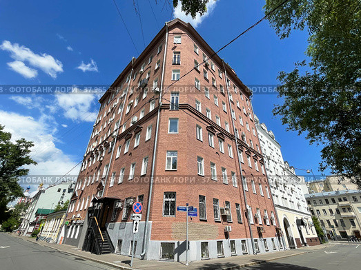 Москва, Голиковский переулок, дом 13 летом в солнечную погоду (2022 год). Стоковое фото, фотограф Овчинникова Ирина / Фотобанк Лори