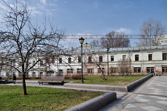 Москва. Городской пейзаж, Хитровская площадь. Подколокольный переулок, дом 11 - дом Е.П.Ярошенко с палатами (XVII века) стольника Бутурлина (2023 год). Стоковое фото, фотограф Илюхина Наталья / Фотобанк Лори