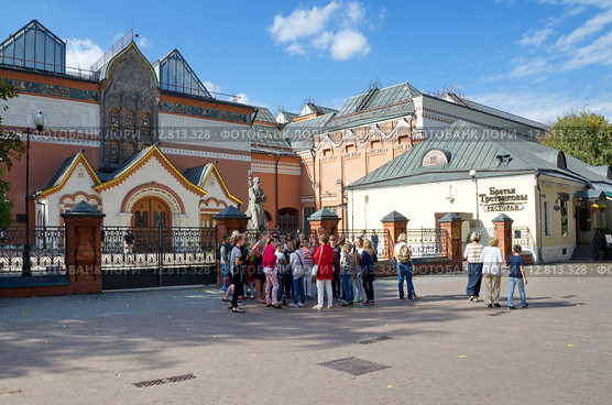 Москва. Группа детей у Государственной Третьяковской галереи (2015 год). Редакционное фото, фотограф Елена Коромыслова / Фотобанк Лори