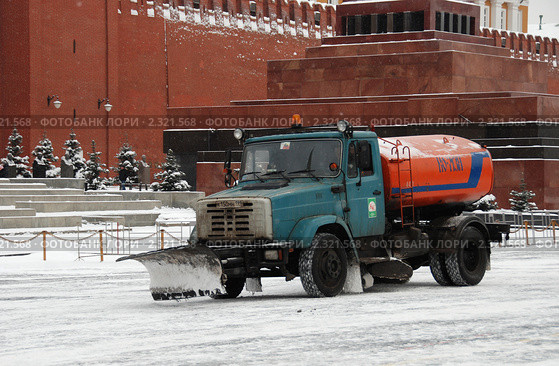 Москва. Грузовая машина убирает снег на Красной площади (2011 год). Редакционное фото, фотограф lana1501 / Фотобанк Лори