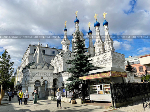 Москва. Храм Рождества в Путинках летом, 1646 -1652 годы (2021 год). Редакционное фото, фотограф Овчинникова Ирина / Фотобанк Лори