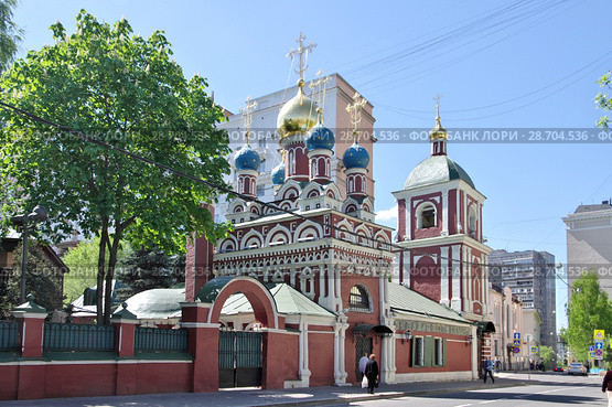 Москва. Храм Успения Пресвятой Богородицы в Гончарах (1654 год). Гончарная улица, дом 29 (2018 год). Редакционное фото, фотограф Илюхина Наталья / Фотобанк Лори