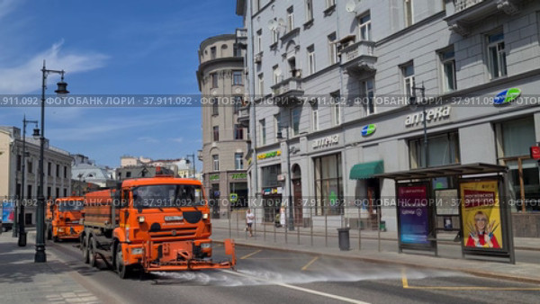 Москва, июль 2022. Поливальная машина на улицах в центре Москвы. Охлаждение улиц и дорог в жару. Редакционное видео, видеограф Мила Демидова / Фотобанк Лори
