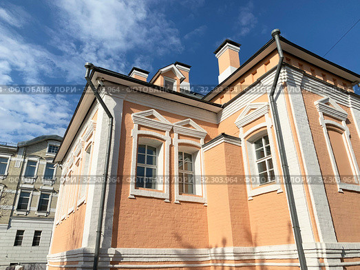 Москва, Колпачный переулок, дом 3 строение 2. Городская усадьба А.И. Онучина - Д.Е. Тверитинова - Г.А. Тембоза (кон. XVII в. — XIX в.: Главный дом с палатами, кон. XVII в., 1730-е гг., 1764 г., XIX в.), (2019 год). Стоковое фото, фотограф Овчинникова Ирина / Фотобанк Лори
