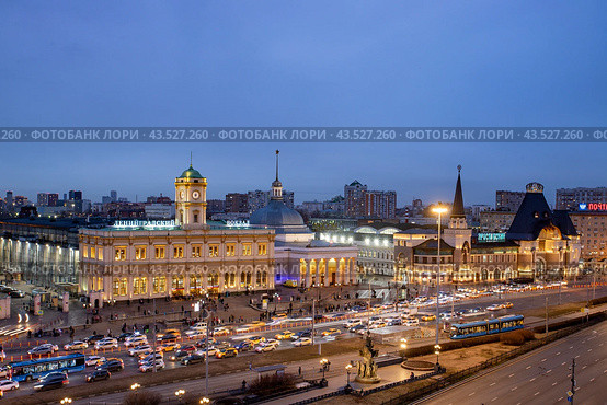 Москва. Комсомольская площадь. Вид на Ленинградский и Казанский вокзалы (2023 год). Редакционное фото, фотограф Литвяк Игорь / Фотобанк Лори