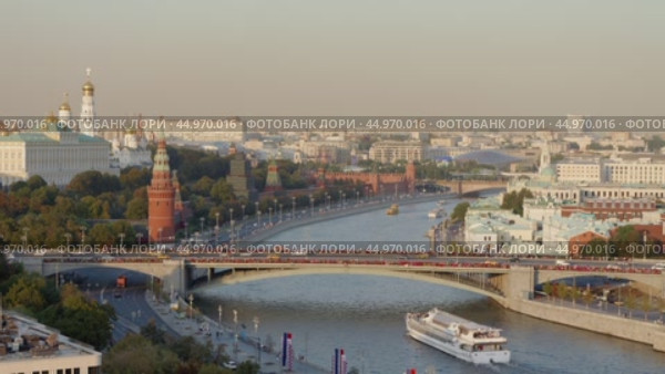 Москва, Кремлевский дворец, Большой каменный мост, Москва-река с прогулочными теплоходами. Вид со смотровой площадки Храма Христа Спасителя. Теплое вечернее солнечное освещение. Редакционное видео, видеограф Сергей Никифоров-Гордеев / Фотобанк Лори