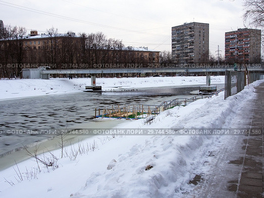 Москва. Крещенская купель в Северо-Западном округе. Деривационный канал (левый берег), ул. Лодочная, вл. 19. Стоковое фото, фотограф Светлана Чуйкова / Фотобанк Лори