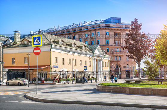 Москва. Культурный центр Чайковского. The building of the Tchaikovsky Cultural Center (2019 год). Редакционное фото, фотограф Baturina Yuliya / Фотобанк Лори