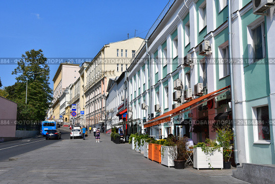 Москва, Лубянский проезд в солнечном сентябре (2018 год). Редакционное фото, фотограф Овчинникова Ирина / Фотобанк Лори