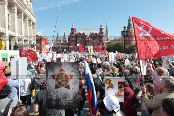 Москва, люди на акции "Бессмертный полк" у Исторического музея 9 мая 2018 года. Редакционное фото, фотограф Дмитрий Неумоин / Фотобанк Лори