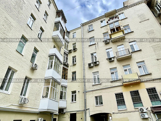 Москва, Лялин переулок, дом 8 строение 1. Доходный дом, архитектор О. Г. Пиотрович, 1910 год постройки. Вид со двора. Стоковое фото, фотограф Овчинникова Ирина / Фотобанк Лори