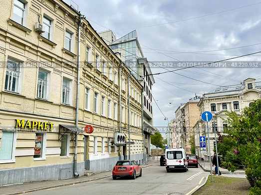Москва, Лялина площадь. Историческое здание - дом с торговыми помещениями (1895, архитектор Алексей Щеглов) Редакционное фото, фотограф Овчинникова Ирина / Фотобанк Лори