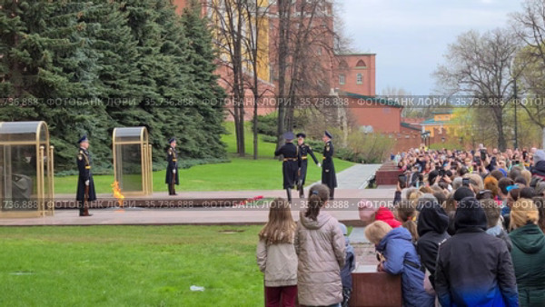 Москва, май 2021. Почетный караул у вечного огня и могилы неизвестного солдата. Редакционное видео, видеограф Мила Демидова / Фотобанк Лори