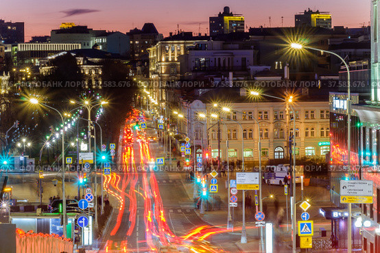 Москва, Мещанский район, вечерний вид на  Рождественский бульвар и Трубную площадь (2022 год). Редакционное фото, фотограф glokaya_kuzdra / Фотобанк Лори