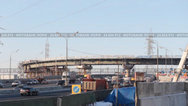 Москва, МКАД 40-й километр, строительство развязки Калужского шоссе зимой (проводка слева на право) (2017 год). Редакционное видео, видеограф Дмитрий Неумоин / Фотобанк Лори