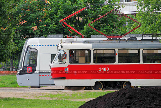 Москва. Настоящее и будещее городского трамвая. Tatra T3SU и 71-414 (2015 год). Редакционное фото, фотограф Александр Тарасенков / Фотобанк Лори