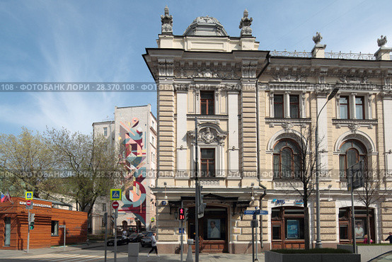Москва, Неглинная улица, дом 14 с видом на Звонарский переулок (2018 год). Редакционное фото, фотограф Дмитрий Неумоин / Фотобанк Лори