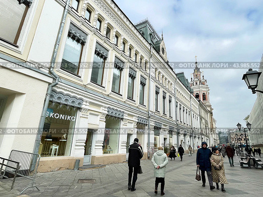Москва, Никольская улица, дом 7-9, строение 4. Торговые ряды Заиконоспасского монастыря, 1895–1897 гг постройки. Редакционное фото, фотограф Овчинникова Ирина / Фотобанк Лори
