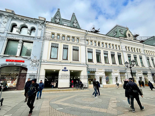Москва, Никольская улица, дом 7-9, строение 4. Торговые ряды Заиконоспасского монастыря, 1895–1897 гг постройки. Редакционное фото, фотограф Овчинникова Ирина / Фотобанк Лори