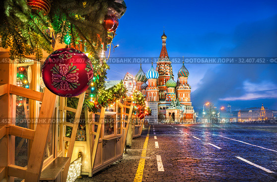 Москва. Новогодний шар и собор Василия Блаженного. Christmas ball and St. Basil's Cathedral (2018 год). Стоковое фото, фотограф Baturina Yuliya / Фотобанк Лори