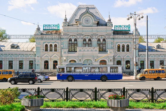 Москва. Общественный транспорт у Рижского вокзала (2010 год). Редакционное фото, фотограф Алёшина Оксана / Фотобанк Лори