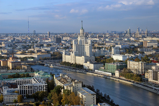 Москва. Панорама Котельнической набережной. Вид со смотровой площадки в Свиссотель Красные холмы (2017 год). Стоковое фото, фотограф Елена Орлова / Фотобанк Лори