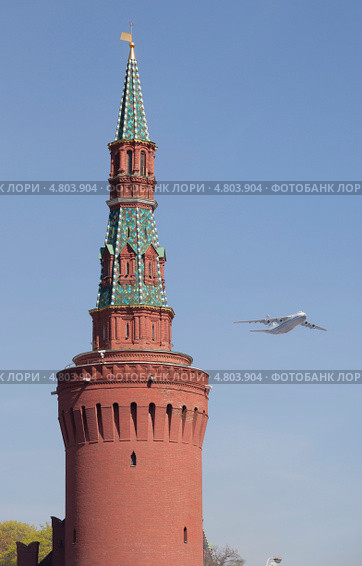 Москва. Парад Победы. Самолет  Ан-124 "Руслан" пролетает над Кремлём (2013 год). Редакционное фото, фотограф Литвяк Игорь / Фотобанк Лори