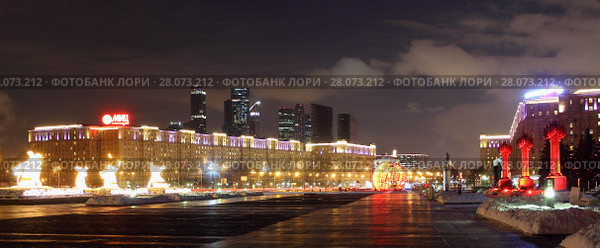 Москва, парк Победы на Поклонной горе ночью зимой (2018 год). Редакционное фото, фотограф Илья Илмарин / Фотобанк Лори