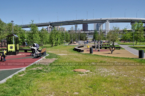 Москва. Парковое пространство на Фестивальной улице (2024 год). Редакционное фото, фотограф Илюхина Наталья / Фотобанк Лори
