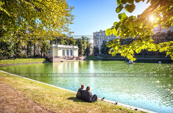 Москва. Парочка на Патриарших прудах. two lovers on the shore on the Patriarch's Pond (2019 год). Стоковое фото, фотограф Baturina Yuliya / Фотобанк Лори