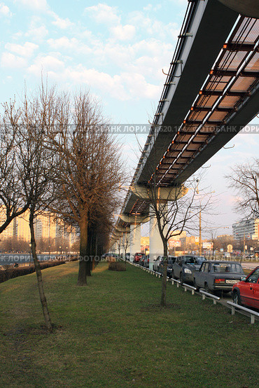 Москва. Под линией монорельса (2010 год). Редакционное фото, фотограф Ярослав Каминский / Фотобанк Лори