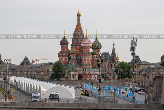 Москва. Покровский собор (храм Василия Блаженного) на Красной площади. Подготовка к легкоатлетическому забегу. Редакционное фото, фотограф Литвяк Игорь / Фотобанк Лори