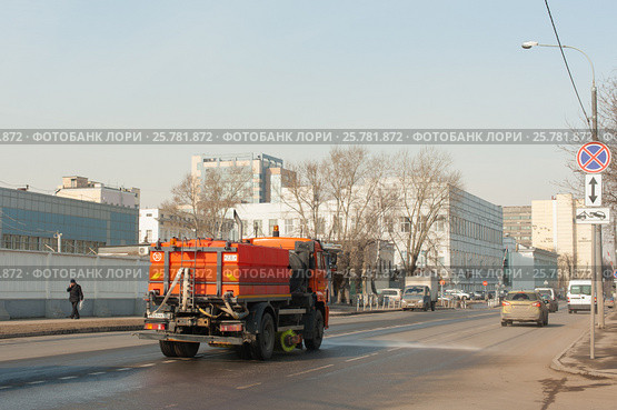 Москва. Поливомоечная машина на улице Плеханова (2017 год). Редакционное фото, фотограф Бурмистрова Ирина / Фотобанк Лори