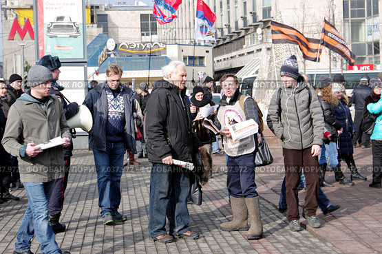 Москва. Пушкинская площадь. Акция "Антимайдан". Агитатор раздает газеты. 21 февраля 2015. Редакционное фото, фотограф Илюхина Наталья / Фотобанк Лори