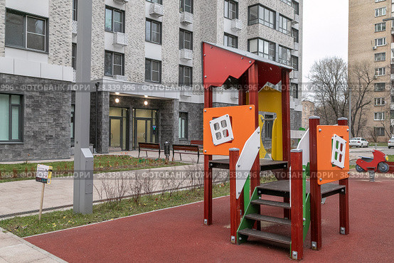 Москва, район Марфино, улица Академика Комарова, 11г.  Детская площадка во дворе нового современного дома, построенного в рамках городской программы реновации для переселения из ветхого жилья (2022 год). Редакционное фото, фотограф Наталья Николаева / Фотобанк Лори