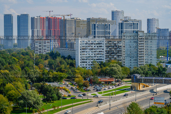 Москва, район Очаково-Матвеевское, вид сверху на Аминьевское шоссе и жилые дома разных поколений (2021 год). Редакционное фото, фотограф glokaya_kuzdra / Фотобанк Лори