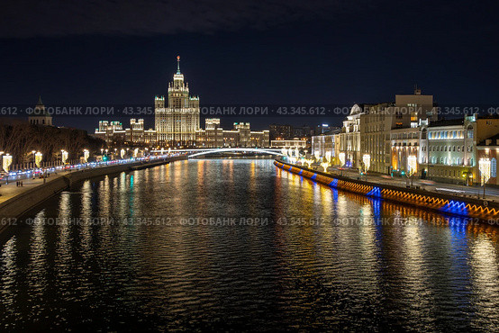 Москва, Россия. Ночной вид на Москву-реку и высотное здание на Котельнической набережной. Красивое освещение зданий и набережных. Вечерний городской пейзаж. Стоковое фото, фотограф Андрей Степанов / Фотобанк Лори