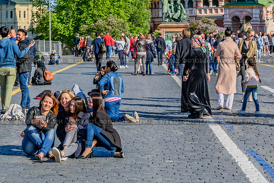 Москва, Россия. Счастливые люди на Красной площади фотографируются гуляют и отдыхают. (2018 год). Редакционное фото, фотограф Владимир Устенко / Фотобанк Лори
