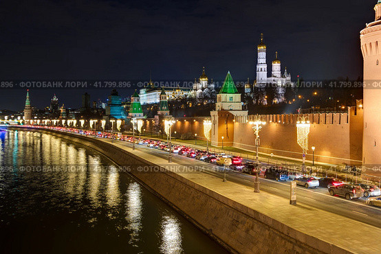 Москва, Россия. Вечерний вид на Москву-реку, Кремлёвскую набережную и Московский Кремль. Исторический центр Москвы. На проезжей части много машин стоят в автомобильной пробке. Стоковое фото, фотограф Андрей Степанов / Фотобанк Лори