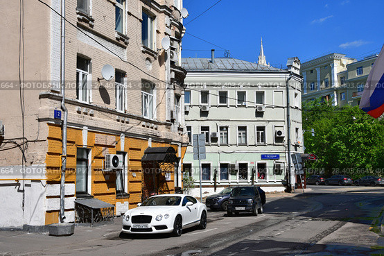 Москва, Ростовский 4-й переулок, 2 ст1. Пересечение со 2-м Ростовским переулком весной (2018 год). Редакционное фото, фотограф Овчинникова Ирина / Фотобанк Лори