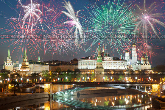 Москва. Салют над Кремлём (2012 год). Редакционное фото, фотограф Литвяк Игорь / Фотобанк Лори
