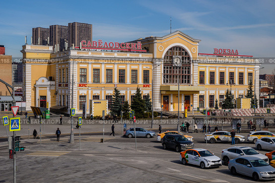 Москва, Савёловский вокзал (2023 год). Редакционное фото, фотограф glokaya_kuzdra / Фотобанк Лори