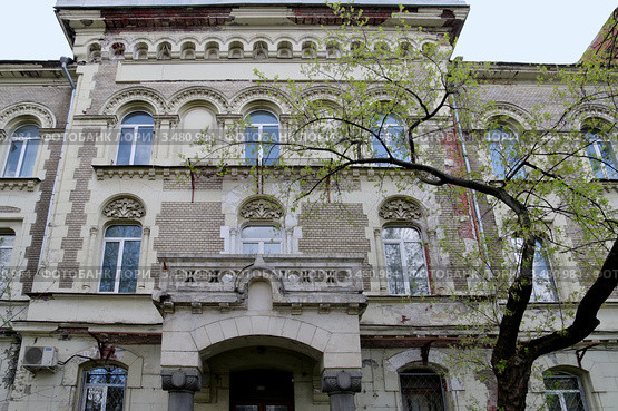 Москва Шаболовка, 33. Нечаевская богадельня. В настоящее время - Федеральная служба по надзору в сфере образования и науки (2012 год). Редакционное фото, фотограф Илюхина Наталья / Фотобанк Лори