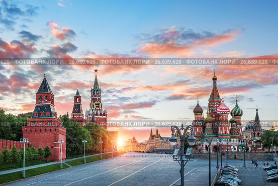 Москва. Спасская башня и собор. Spassky Tower and St. Basil's Cathedral (2017 год). Стоковое фото, фотограф Baturina Yuliya / Фотобанк Лори