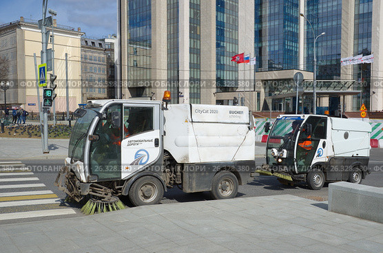 Москва, Сретенский бульвар. Компактная подметально-вакуумная машина Bucher CityCat 2020 на уборке улиц (2017 год). Редакционное фото, фотограф Елена Коромыслова / Фотобанк Лори