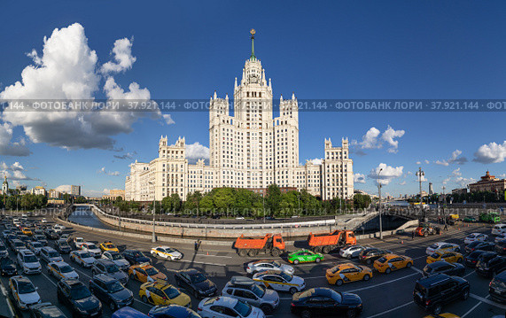 Москва. Сталинская высотка на Котельнической набережной (2014 год). Редакционное фото, фотограф Юрий Кирсанов / Фотобанк Лори
