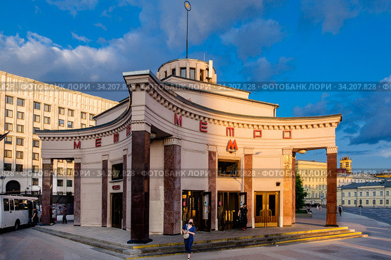 Москва, станция метро "Арбатская" Филёвской линии (2020 год). Редакционное фото, фотограф glokaya_kuzdra / Фотобанк Лори