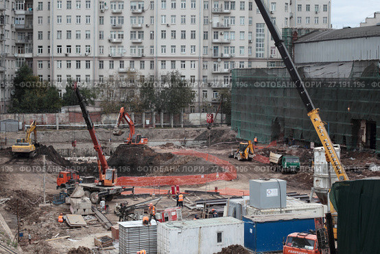 Москва, строительные работы и известный "Дом на набережной" (2017 год). Редакционное фото, фотограф Дмитрий Неумоин / Фотобанк Лори